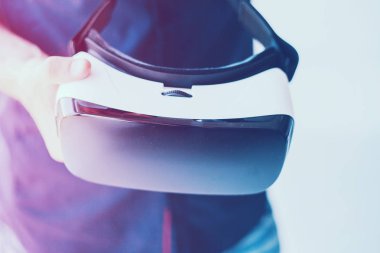 Sanal gerçeklik gözlüklü adam. Gelecekteki teknoloji konsepti.