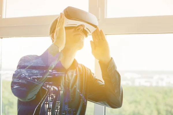Człowiek w okularach wirtualnej rzeczywistości. Koncepcja technologii przyszłości. — Zdjęcie stockowe