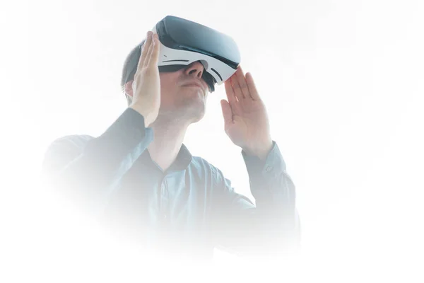 Der Mann mit der Brille der virtuellen Realität. Zukünftiges Technologiekonzept. — Stockfoto