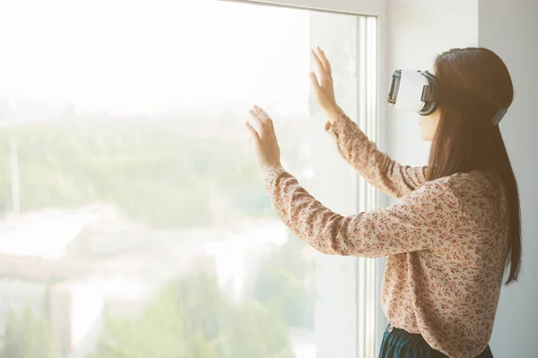 Mulher com óculos de realidade virtual. Conceito de tecnologia futura . — Fotografia de Stock