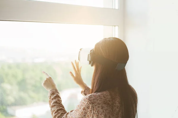 Mulher com óculos de realidade virtual. Conceito de tecnologia futura . — Fotografia de Stock