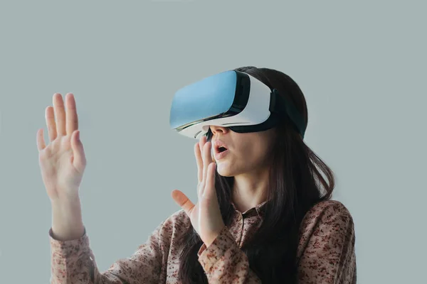 Mujer con gafas de realidad virtual. Concepto de tecnología futura . —  Fotos de Stock