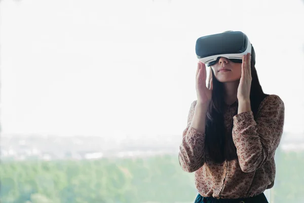 Donna con occhiali di realtà virtuale. Concetto tecnologico futuro . — Foto Stock
