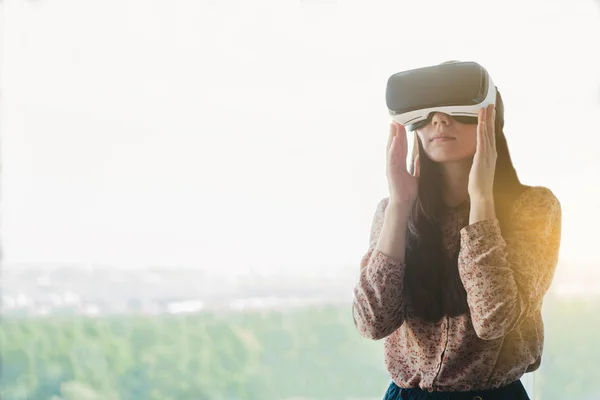 Mujer con gafas de realidad virtual. Concepto de tecnología futura . —  Fotos de Stock