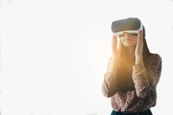 Mujer con gafas de realidad virtual. Concepto de tecnología futura . —  Fotos de Stock