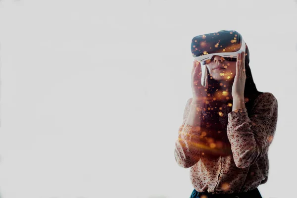 Mujer con gafas de realidad virtual. Concepto de tecnología futura . —  Fotos de Stock