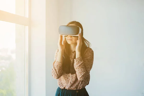 Жінка в окулярах віртуальної реальності. концепція майбутніх технологій . — стокове фото