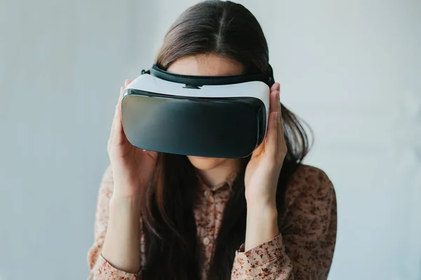 Женщина в очках виртуальной реальности. Концепция технологии будущего . — стоковое фото