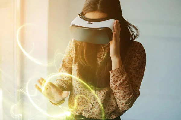Людина в окулярах віртуальної реальності. концепція майбутніх технологій . — стокове фото