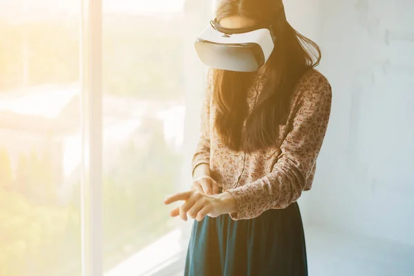 Mujer con gafas de realidad virtual. Concepto de tecnología futura . —  Fotos de Stock