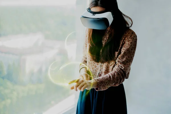 Manden med briller af virtual reality. Fremtidens teknologi koncept. - Stock-foto