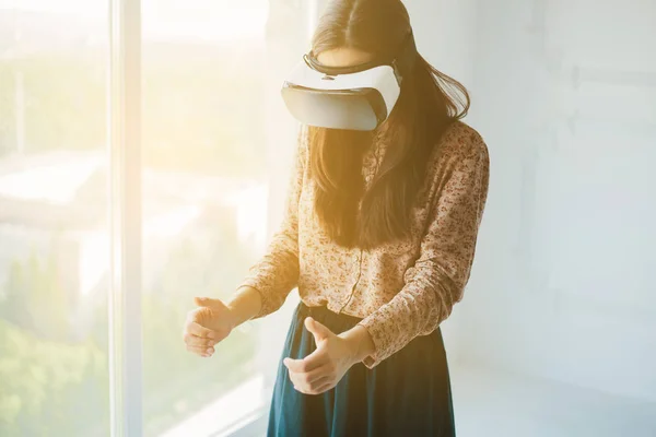 Vrouw met een bril van virtual reality. Technologie van de toekomst concept. — Stockfoto