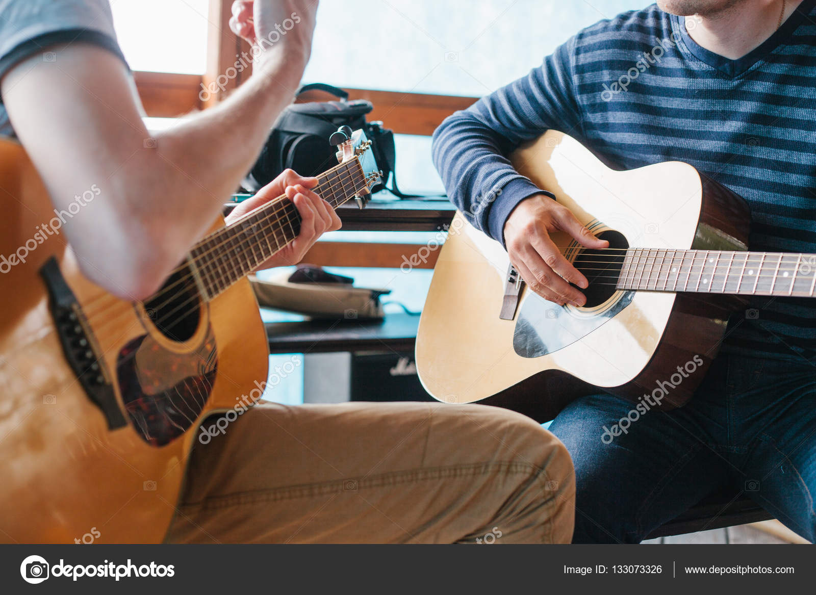 Учитель гитарист. Игра на гитаре. Уроки гитары. Игра на акустической гитаре. Уроки гитары.