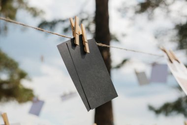 Kartları bir ipe asmak. Kavramsal arka plan. Festivalin açık havada. Bellek mesaj.