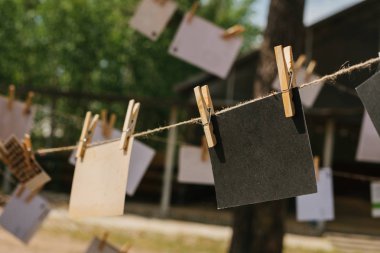 Kartları bir ipe asmak. Kavramsal arka plan. Festivalin açık havada. Bellek mesaj.