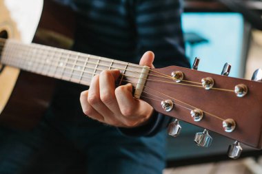 Gitar çalmayı öğreniyorum. Müzik eğitimi ve müfredat dışı dersler.