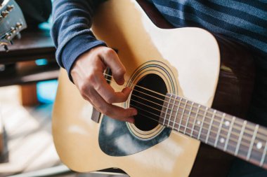 Gitar çalmayı öğreniyorum. Müzik eğitimi ve müfredat dışı dersler.