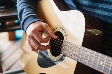 Gitar çalmayı öğreniyorum. Müzik eğitimi ve müfredat dışı dersler.