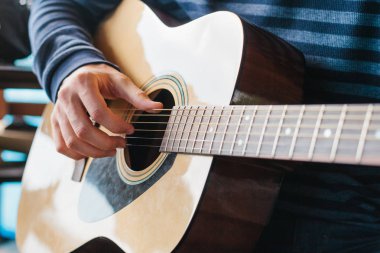 Gitar çalmayı öğreniyorum. Müzik eğitimi ve müfredat dışı dersler.