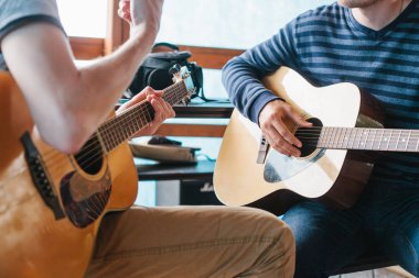 Gitar çalmayı öğreniyorum. Müzik eğitimi ve müfredat dışı dersler.