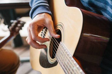 Gitar çalmayı öğreniyorum. Müzik eğitimi ve müfredat dışı dersler.