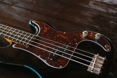 Elektro gitar bir ahşap yüzeyde. Kavramsal arka plan.