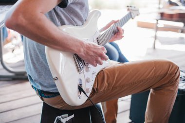 Elektro gitar çalmak adam. Müzik. Alt kültür. Masterclass. 