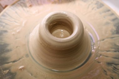 çanak çömlek. öğretmen öğrenci çalışmalarının potter'ın direksiyonda öğretir