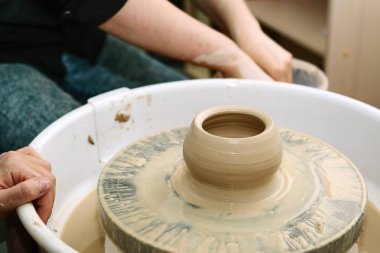 çanak çömlek. öğretmen öğrenci çalışmalarının potter'ın direksiyonda öğretir