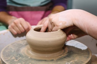 çanak çömlek. öğretmen öğrenci çalışmalarının potter'ın direksiyonda öğretir