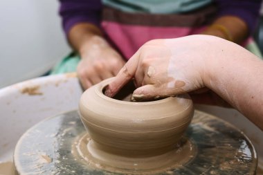 çanak çömlek. öğretmen öğrenci çalışmalarının potter'ın direksiyonda öğretir