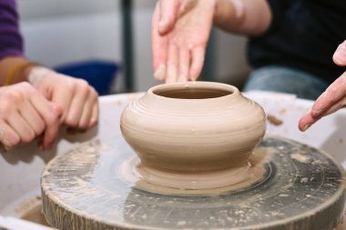 çanak çömlek. öğretmen öğrenci çalışmalarının potter'ın direksiyonda öğretir