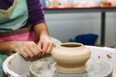 çanak çömlek. öğretmen öğrenci çalışmalarının potter'ın direksiyonda öğretir