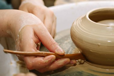 çanak çömlek. öğretmen öğrenci çalışmalarının potter'ın direksiyonda öğretir