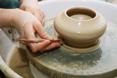 çanak çömlek. öğretmen öğrenci çalışmalarının potter'ın direksiyonda öğretir