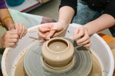 çanak çömlek. öğretmen öğrenci çalışmalarının potter'ın direksiyonda öğretir