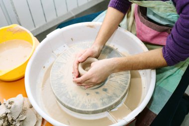 çanak çömlek. öğretmen öğrenci çalışmalarının potter'ın direksiyonda öğretir
