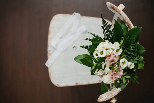 Ring. Engagement. Glückliches Ereignis. Blumen. — Stockfoto