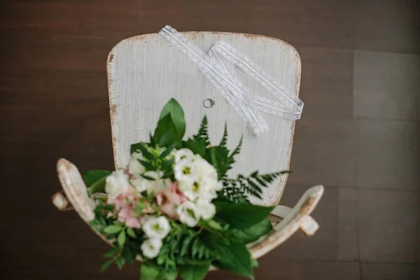 Ring. Engagement. Glückliches Ereignis. Blumen. — Stockfoto