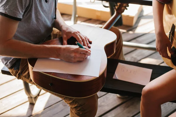 Aprender a tocar guitarra. Educação musical e aulas extra-curriculares. — Fotografia de Stock