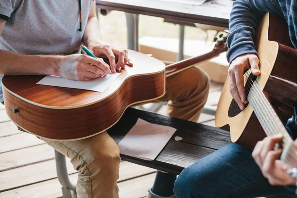 Aprender a tocar guitarra. Educação musical e aulas extra-curriculares. — Fotografia de Stock