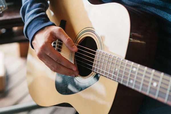 Das Gitarrespielen lernen. Musikerziehung und außerschulischer Unterricht. — Stockfoto