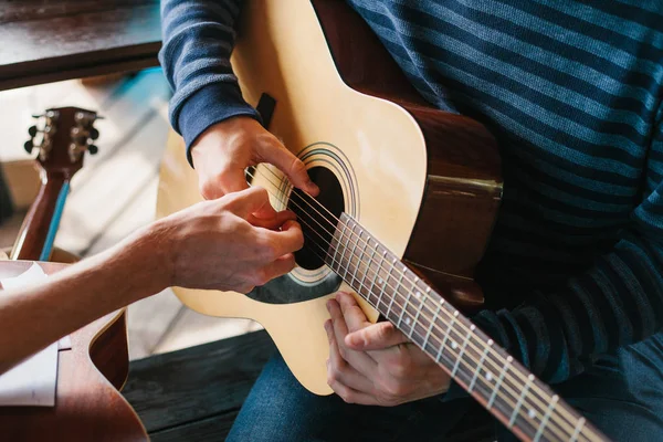 Aprender a tocar guitarra. Educação musical e aulas extra-curriculares. — Fotografia de Stock