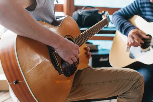 Gitar çalmayı öğreniyorum. Müzik eğitimi ve müfredat dışı dersler. — Stok fotoğraf