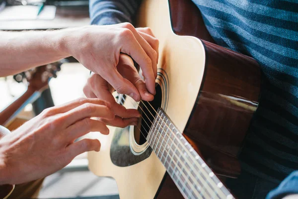 Gitar çalmayı öğreniyorum. Müzik eğitimi ve müfredat dışı dersler. — Stok fotoğraf