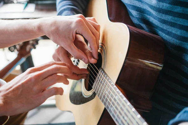 Aprender a tocar guitarra. Educação musical e aulas extra-curriculares. — Fotografia de Stock