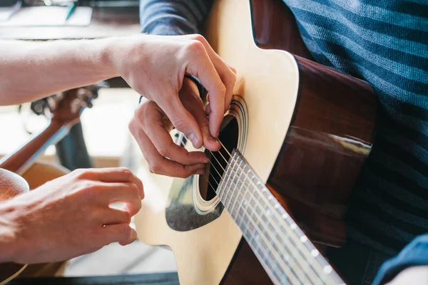 Imparare a suonare la chitarra. Educazione musicale e lezioni extra-curriculari. — Foto Stock