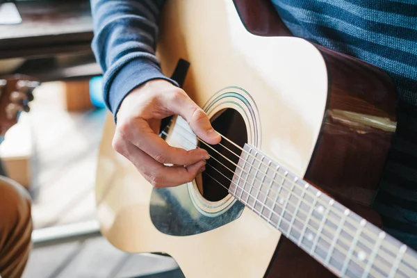 Aprender a tocar guitarra. Educação musical e aulas extra-curriculares. — Fotografia de Stock