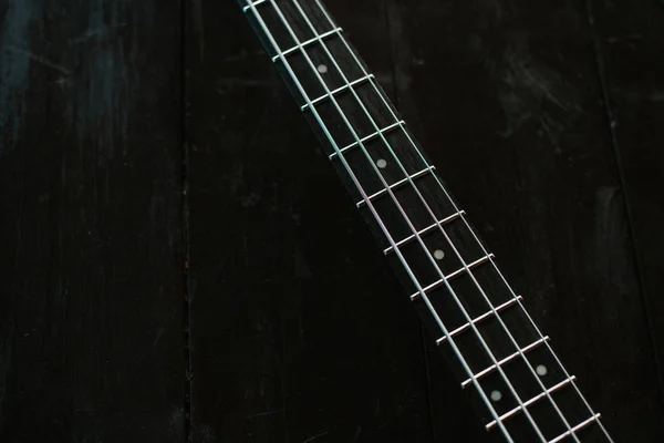 Guitarra eléctrica sobre una superficie de madera. Fondo conceptual . — Foto de Stock