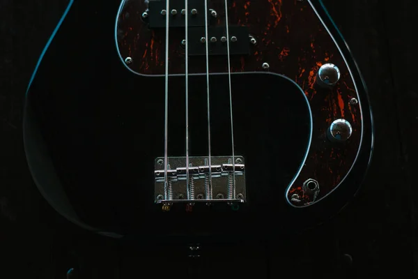 Guitarra eléctrica sobre una superficie de madera. Fondo conceptual . — Foto de Stock